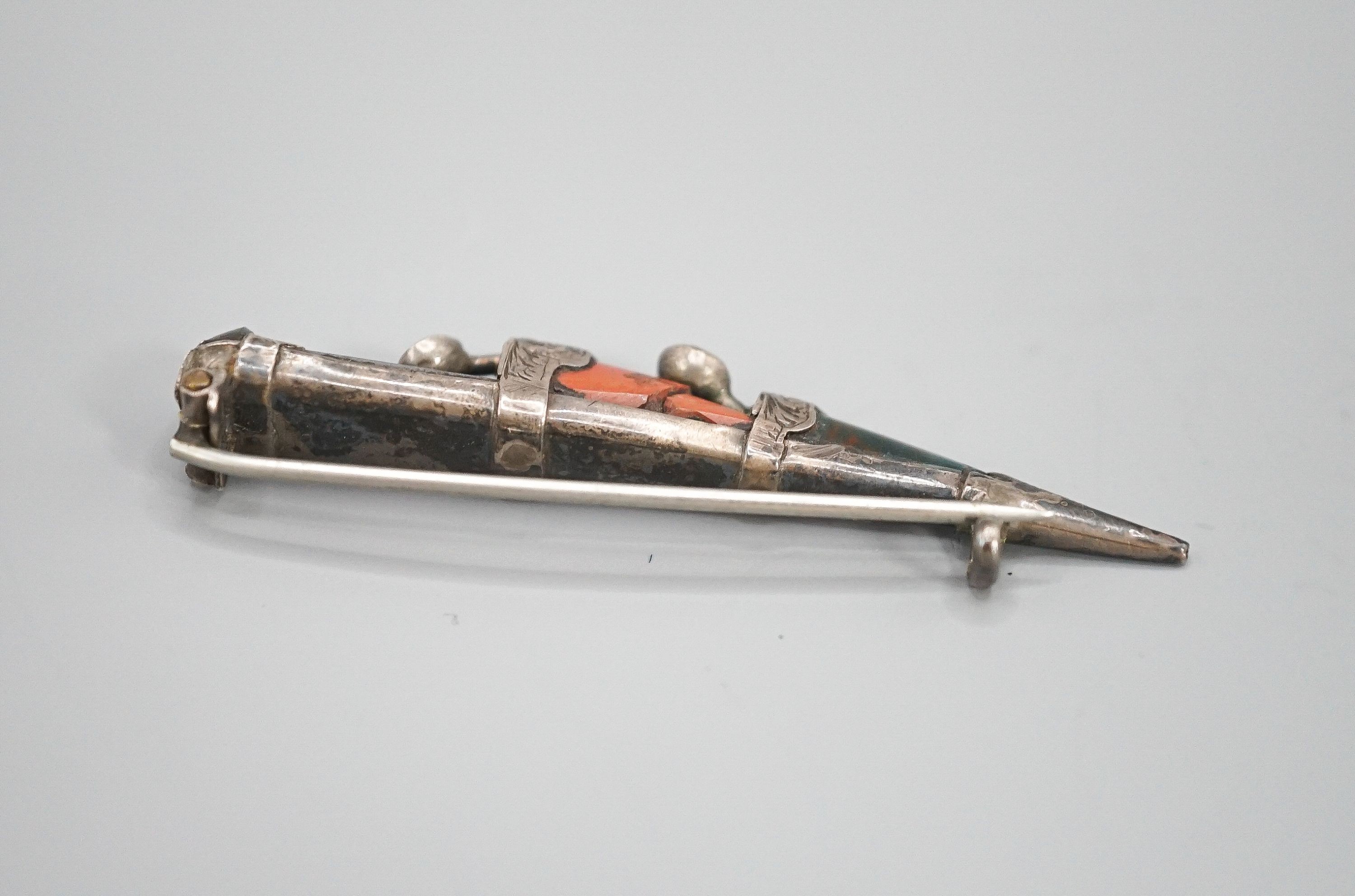 A Victorian Scottish silver and agate dirk brooch, (a.f.), 57mm.